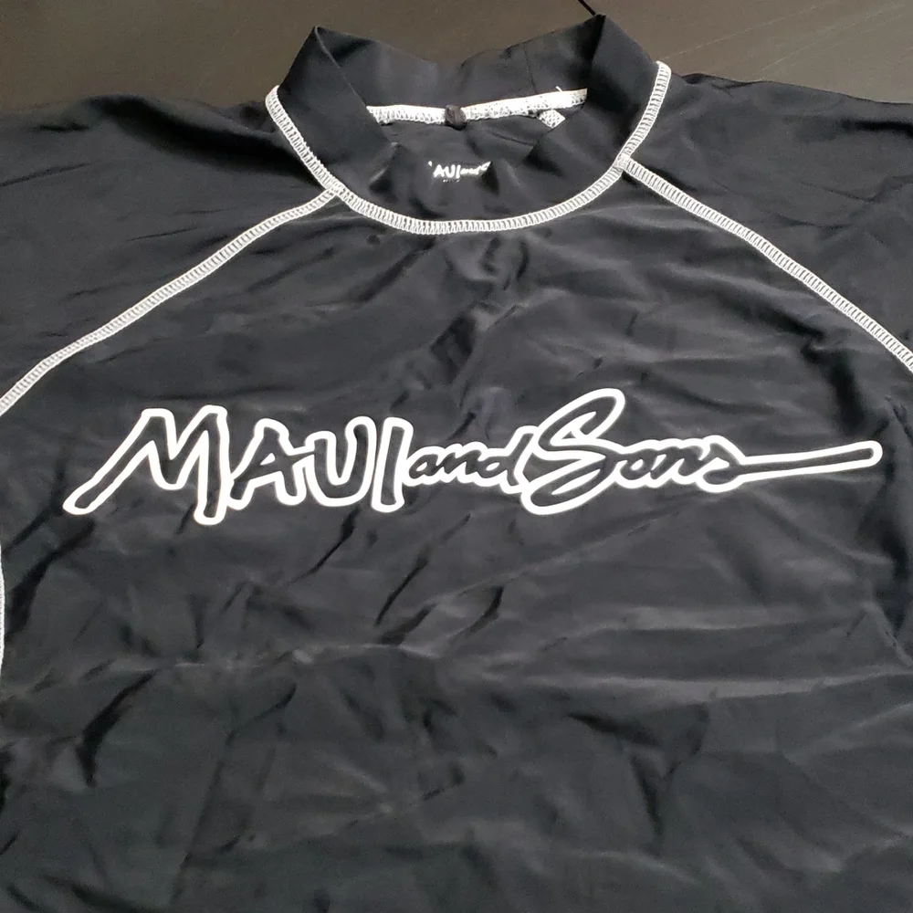 Maui and Son's Rashguard - Picture 2 of 9